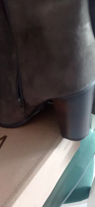 Botas altas ante señora verde militar