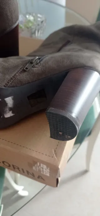 Botas altas ante señora verde militar