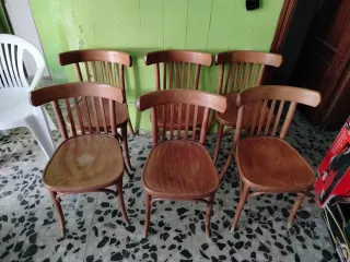 Sillas de madera estilo clásico