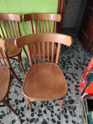 Sillas de madera estilo clásico