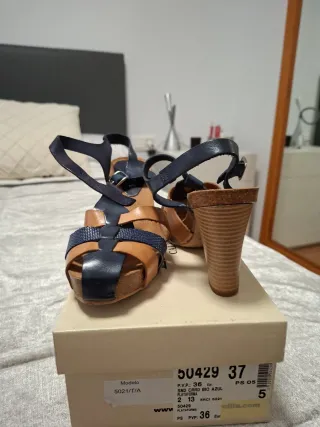 Sandalias de tacón azul y marrón Talla 37