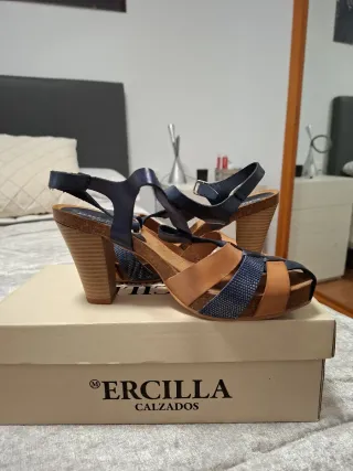 Sandalias de tacón azul y marrón Talla 37