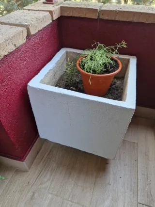 Jardinera de granito 40x40 con pies