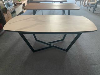 Mesa comedor extensible diseño porcelánico