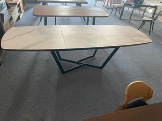 Mesa comedor extensible diseño porcelánico