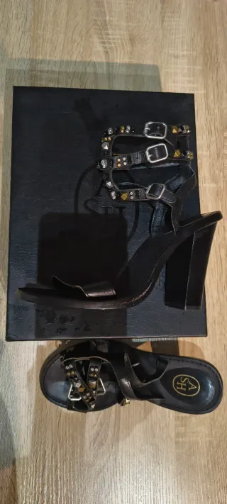 Sandalias Ash tacón tachuelas