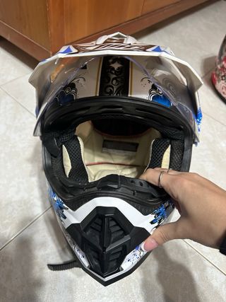 Casco de moto integral blanco y azul