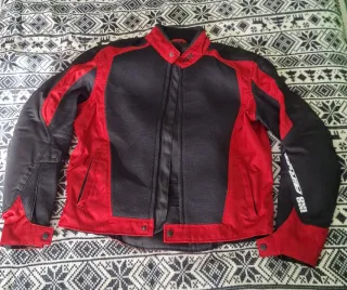 Chaqueta de moto negra y roja