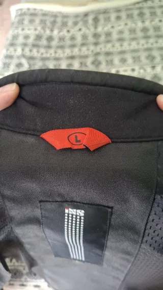 Chaqueta de moto negra y roja