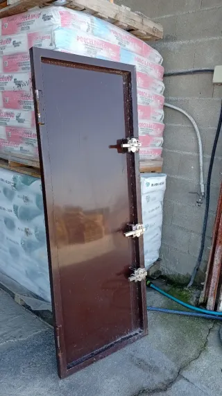 Portón hierro con puerta paso abatible