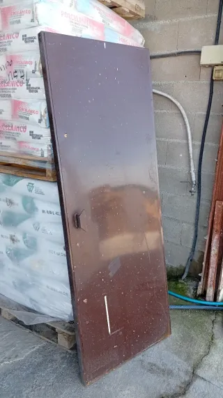 Portón hierro con puerta paso abatible