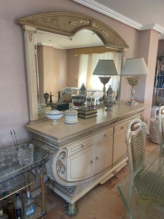 Comedor clásico: mesa, sillas, aparador y lámpara