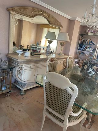 Comedor clásico: mesa, sillas, aparador y lámpara