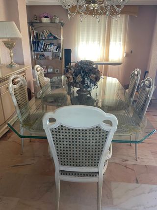 Comedor clásico: mesa, sillas, aparador y lámpara