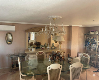 Comedor clásico: mesa, sillas, aparador y lámpara