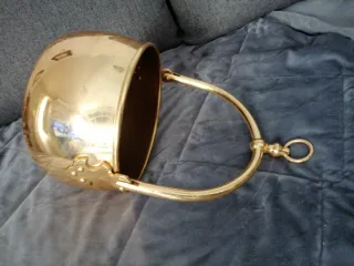 Cazuela antigua para colgar dorada