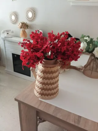 Centro de mesa ratán con flores rojas