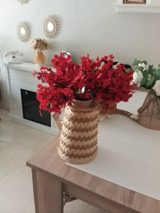 Centro de mesa ratán con flores rojas