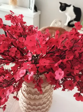 Centro de mesa ratán con flores rojas