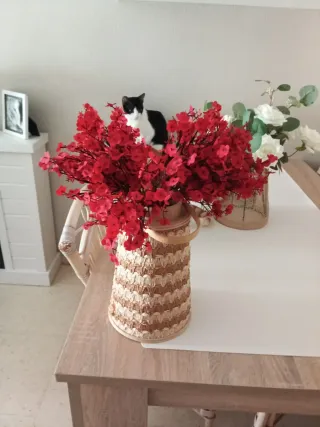 Centro de mesa ratán con flores rojas