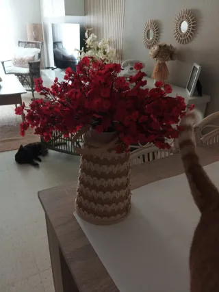 Centro de mesa ratán con flores rojas