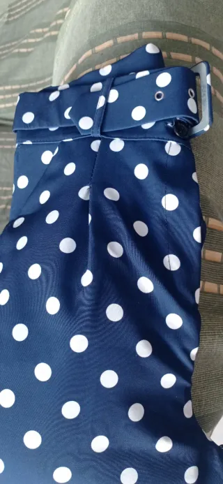 Pantalón de vestir de lunares azul y blanco.