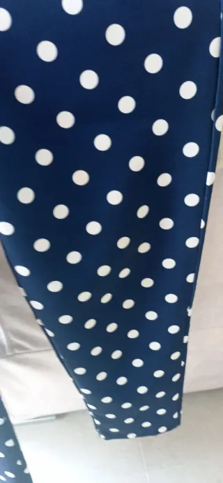 Pantalón de vestir de lunares azul y blanco.