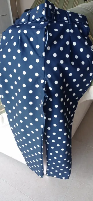 Pantalón de vestir de lunares azul y blanco.