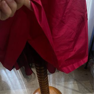 Falda de seda roja