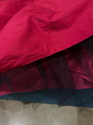 Falda de seda roja