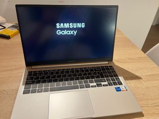 Portátil Samsung Galaxy Book Plata