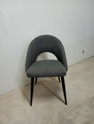 Silla tapizada gris oscuro patas negras