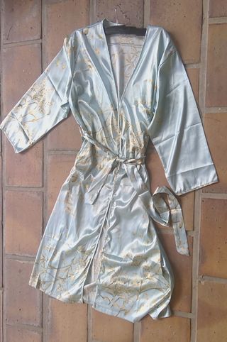 Kimono de satén con estampado floral