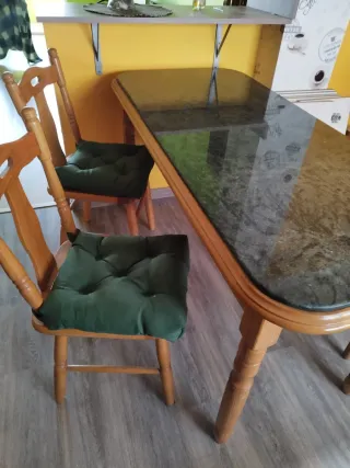 Mesa mármol y sillas madera