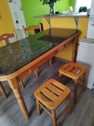 Mesa mármol y sillas madera