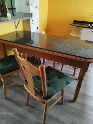 Mesa mármol y sillas madera
