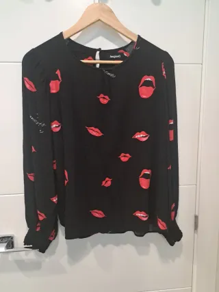 Blusa Desigual Estampado Labios Rojo Negro