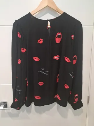 Blusa Desigual Estampado Labios Rojo Negro