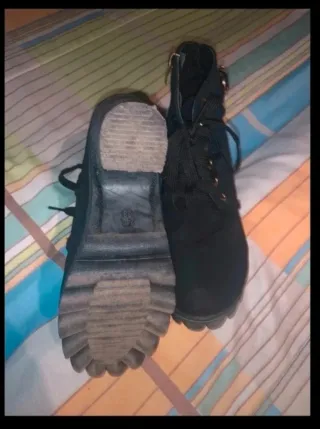 Botines negros con cordones y hebilla