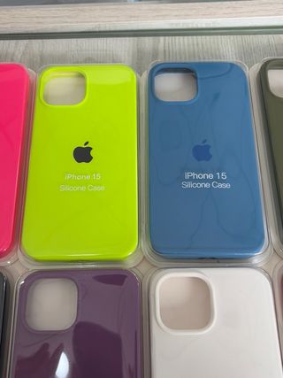 Cover in silicone per iPhone 15, vari colori