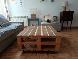 Mesa de centro de palets con ruedas