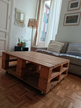 Mesa de centro de palets con ruedas