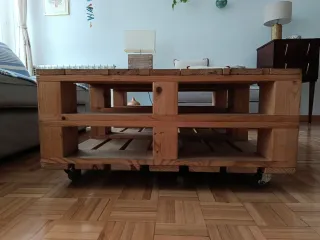 Mesa de centro de palets con ruedas