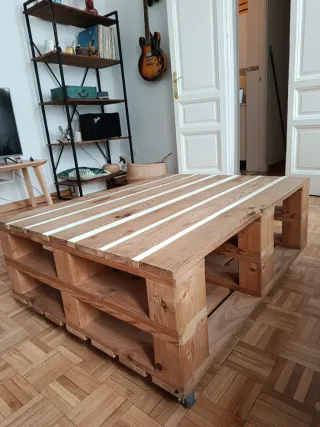 Mesa de centro de palets con ruedas