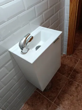 Lavamanos con mueble de cerámica y metal