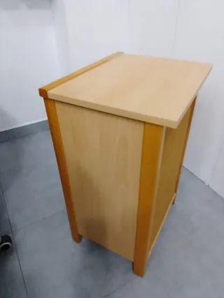 Mesita de noche de madera