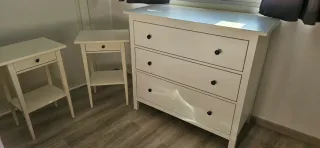 Cómoda y 2 mesitas de noche blancas