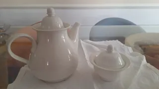 Cafetera y azucarero de porcelana