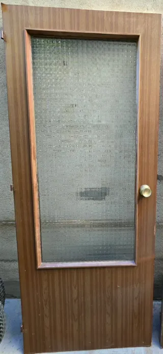 2 Puerta de madera con cristal