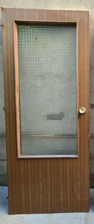 2 Puerta de madera con cristal